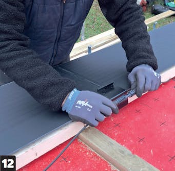 Tag med solceller: Forbind kabler løbende Tag med solceller: Forbind kabler løbende